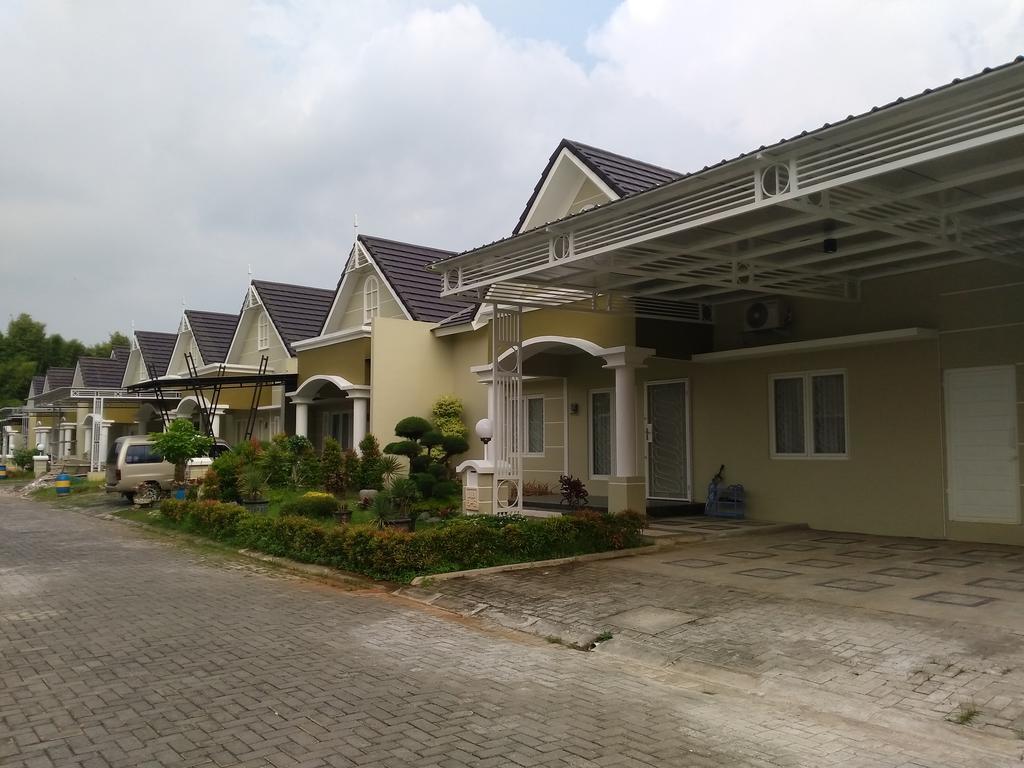 Jasmine Park Guest House Semarang Dış mekan fotoğraf